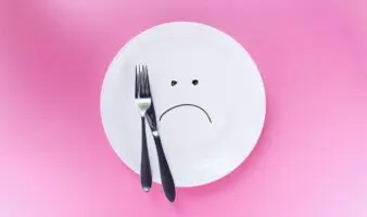 No tires tus platos rayados: el truco casero que los deja como nuevos