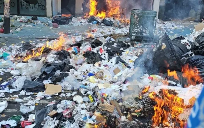 CDMX | Trabajadores de limpieza protestan con quema de basura