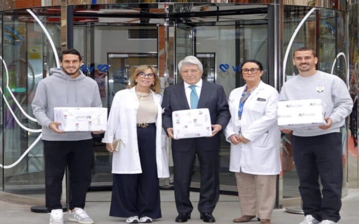 Llevan Colchoneros felicidad y juguetes a niños en hospitales madrileños
