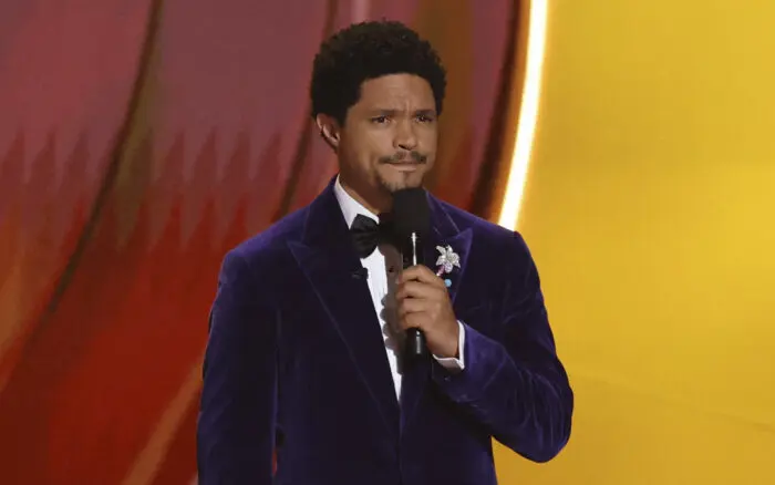 Trump amenaza con demandar al conductor de los Grammy por vincularlo con Epstein