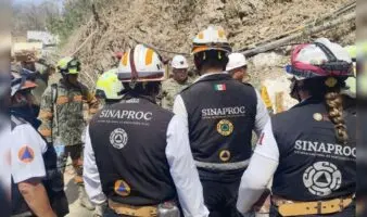 Rescatan con vida a uno de los cuatro mineros en Sinaloa