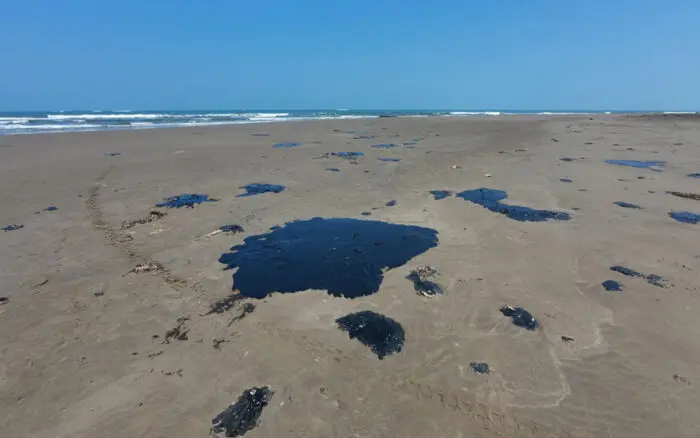 Derrame en el Golfo exhibe omisiones, dudas sobre origen y afectaciones crecientes: ambientalistas