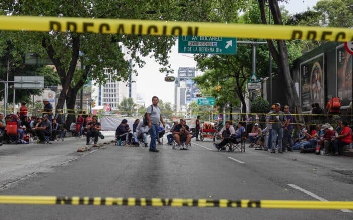 CNTE bloquea Reforma con tres células de maestros y amenaza con plantarse en esa avenida