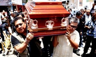 '¡Justicia, justicia …!' Dan el último adiós al periodista Alejandro Leyva asesinado en Oaxaca