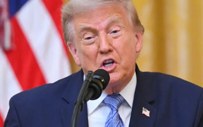 Trump pone en duda la integridad del sistema electoral y denuncia interferencia masiva de China