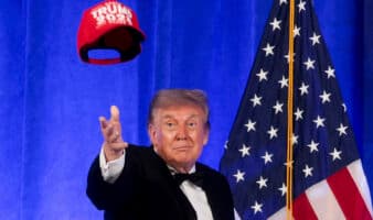 Trump se coloca una gorra '2028' y vuelve a hablar de un nuevo mandato