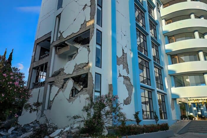 Terremoto de magnitud 7.7 sacude a Indonesia