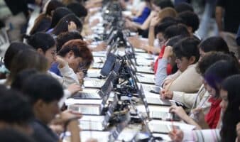 Miles hacen examen presencial de UNAM en el Palacio de los Deportes