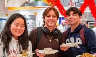 Críticas a Stanford por borrar con IA a un estudiante hispano de una foto publicitaria
