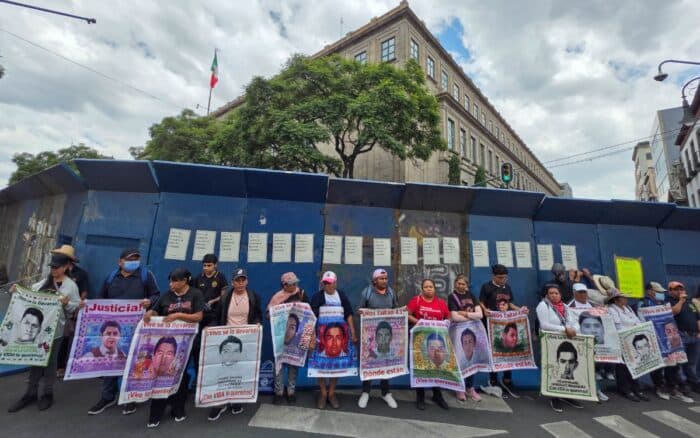 Madres y padres de Ayotzinapa protestan afuera de la Corte