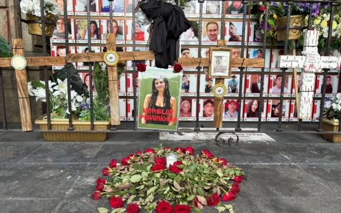 Flores, veladoras y reclamos frente a Palacio de Gobierno por el feminicidio de Claudia Tacoronte en Morelos