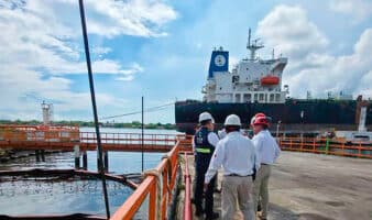 Pemex realiza labores de limpieza tras 'coloración oscura' en descargas de Refinería Madero