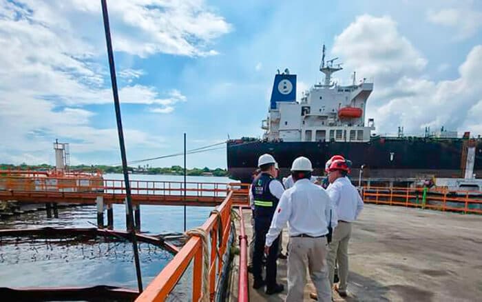 Pemex realiza labores de limpieza tras 'coloración oscura' en descargas de Refinería Madero