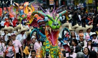 Alebrijes gigantes llenan de fantasía y color las calles de la CDMX
