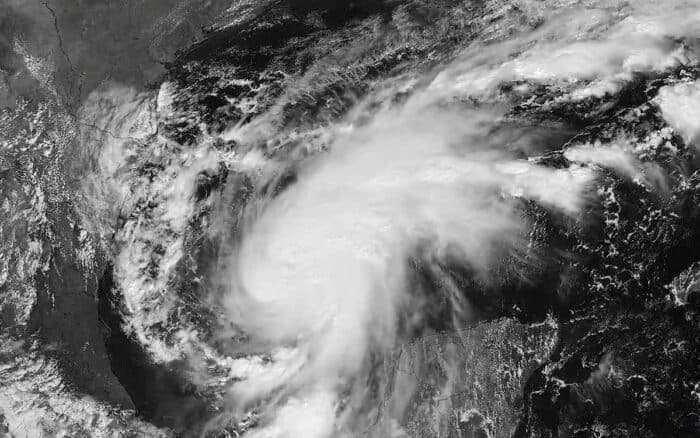 'Isaías' se intensifica a huracán categoría 1 y tormenta Simón mantiene lluvias intensas en el Pacífico
