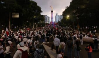 Trabajadores del IMSS protagonizan multitudinaria marcha en CDMX