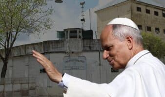 Gobierno argentino mueve a mil 400 reclusos de la prisión que visitará el papa León XIV