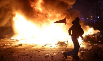 Protestas en Francia dejan más de 2 mil detenidos y más de 500 agentes heridos, reporta el Gobierno