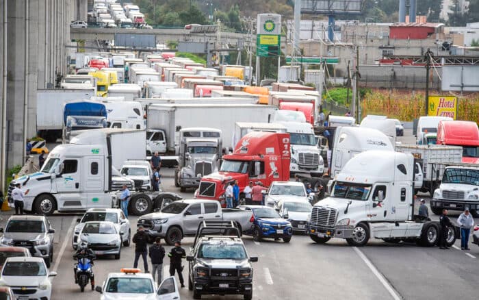 Transportistas acuerdan retirar bloqueos y suspender movilizaciones tras reunión con Segob