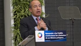 Calderón busca trabajo en universidad de EU