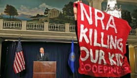 Asociación del Rifle de EU pide guardias armados en escuelas