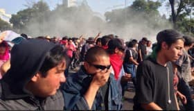 Encapuchados se enfrentan con granaderos en marcha del 2 de octubre
