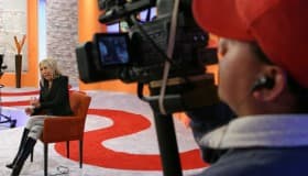 Presentan 150,000 firmas en Televisa para exigir salida de Laura Bozzo
