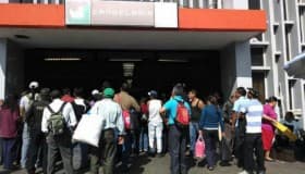 Pelean "vagoneros" y policías en Metro del DF; cero detenidos