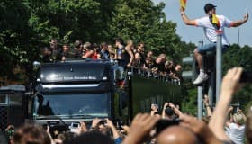 Afición alemana recibe a los campeones del Mundial, en Berlín
