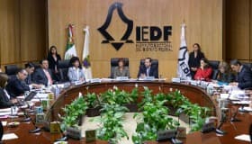 Aspirantes independientes entregan firmas de apoyo al IEDF