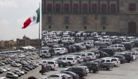 Convierten Zócalo capitalino en estacionamiento, por informe presidencial