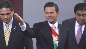 Flanquean perredistas a EPN en su informe de gobierno