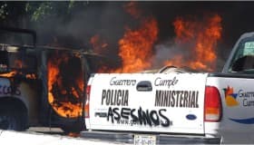 Queman patrullas en Guerrero durante protesta por #1DMx (nota y fotos)