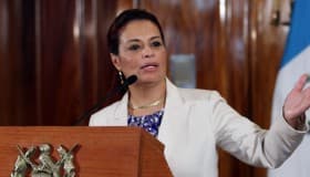 Guatemala: en medio de crisis, renuncian ministros de Finanzas y de Comunicaciones