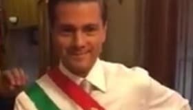 Así se preparó EPN para su informe; se le resbala banda presidencial (video) 