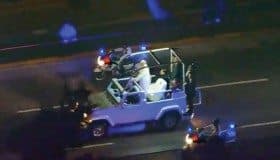 La ruta de Francisco a la Nunciatura, entre saludos, bendiciones, canciones y porras