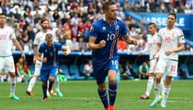 Triunfo ante Inglaterra provoca euforia 'vikinga' en Islandia; se agotan playeras de selección