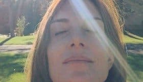 Instructora de yoga se suma a acusaciones contra Trump por tocamiento (Video)