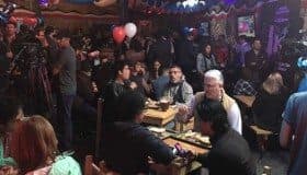 Sufren demócratas en México con costillitas y cerveza