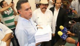 Desecha el INE la principal queja del PAN contra Riquelme; pendiente, el probable rebase