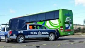 Oaxaca: normalistas roban patrulla y policías la recuperan; 1 estudiante herido de bala