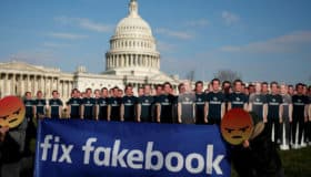Así protestaron contra Zuckerberg afuera del Capitolio (Fotos)
