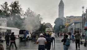 Incendian patrulla durante protesta de normalistas de Ayotzinapa