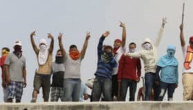 Protestan internos en el penal de Topo Chico; repudian a dos reos