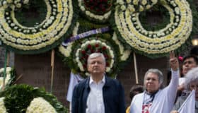 "Nunca, jamás", daré la orden de reprimir al pueblo: AMLO, en guardia de honor en Tlatelolco