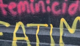 Chocan mujeres en marcha 8M por pintas y destrozos; policías usan gases lacrimógenos | Videos