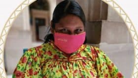 Así hacen cubrebocas mujeres rarámuris en Chihuahua | Video