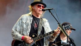 El cantante Neil Young demanda a la campaña de Trump por usar una de sus canciones
