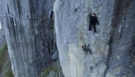 Tom Cruise reanuda el rodaje de Misión Imposible 7 saltando al vacío en una moto