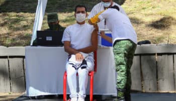 Aristegui en Vivo: Fallece Manzanero; llega segundo lote de vacunas; detenidos por muerte de los Moreno Valle y más